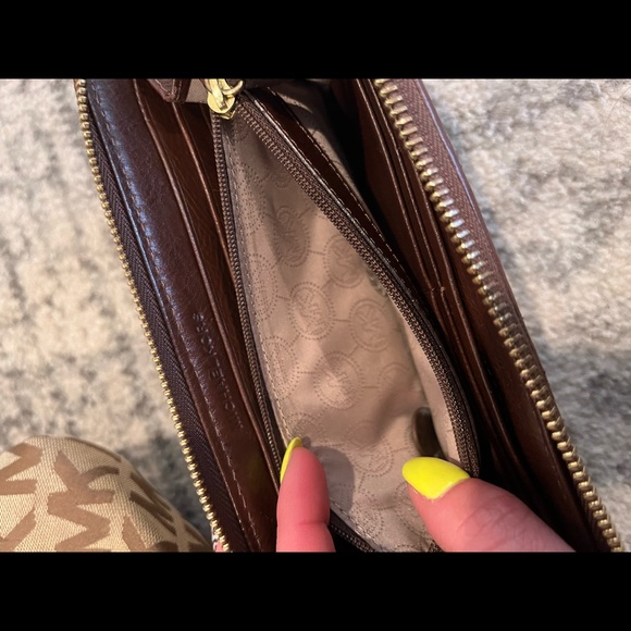 MK Michael Kors WALLET. In perfect condition! Brown and tan in color - Picture 4 of 9